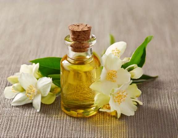 7 Jasmine Essential Oil Diffuser Blends for Calm Evenings