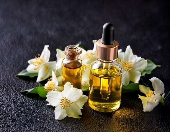 Jasmine Essential Oil Benefits for a Restful Spa Night