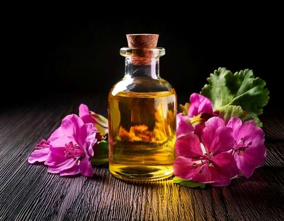 Geranium Essential Oil for Skin: Safe Uses and DIY Recipes